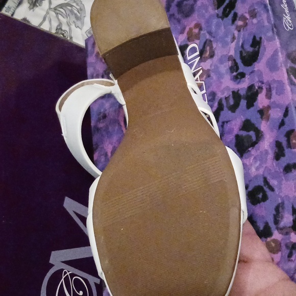 White Chelsea Moreland 2" 8 1/2 wide sandal - Picture 3 of 9